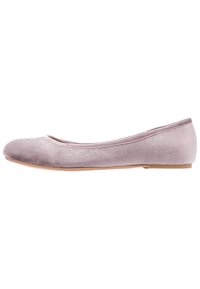 Ljusrosa sammetsballetskor med rund tå och låg tan sål, visade i profil mot vit bakgrund.