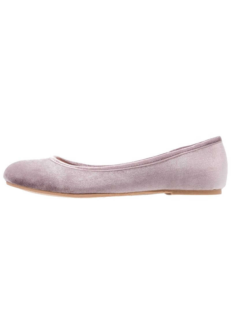 Ljusrosa sammetsballetskor med rund tå och låg tan sål, visade i profil mot vit bakgrund.