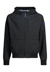 Musta hupullinen takki, jossa on vetoketju edessä, siniset vetoketjuelementit ja ribattu hihansuu. Takissa on sileä rakenne ja hienovarainen logo hihassa.