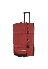 Bolsa de viaje con ruedas rojas, exterior de tela, mango ajustable y bolsillo delantero con cremallera. Presenta acentos en negro y correas de compresión para mayor seguridad.