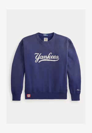 Marineblaues Sweatshirt aus weichem Stoff mit weißem "Yankees"-Schriftzug auf der Vorderseite, gerippten Bündchen und Saum sowie einem roten Polo-Label.