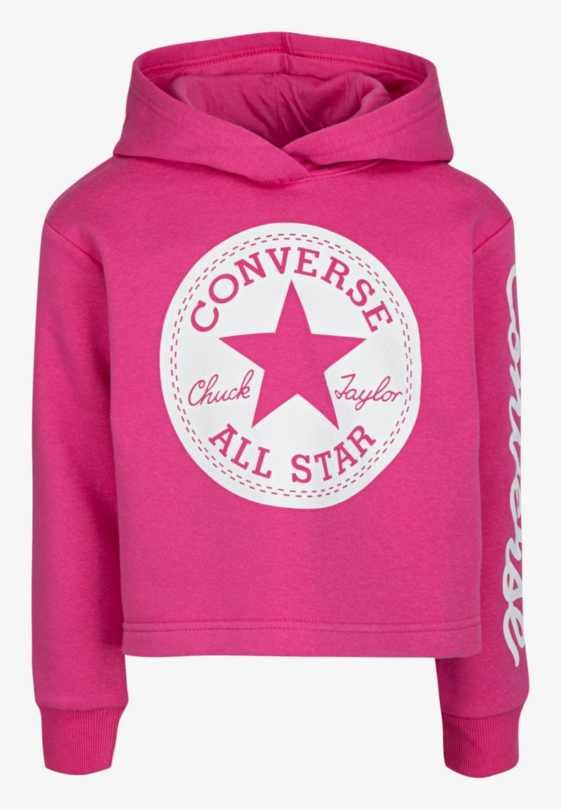 Rosa, kurz geschnittenes Hoodie aus weichem Stoff, mit einem weißen runden Logo, das einen Stern und Text zeigt, sowie einem weißen Grafikdetail auf dem Ärmel.