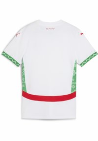 Camisa deportiva blanca de mangas cortas con paneles laterales estampados en verde, puños de manga en zigzag verde, una franja horizontal roja y logotipos de Puma rojos en las mangas.
