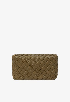 Vævet læder clutch i olivengrøn med rektangulær form, der har en tekstureret overflade og hardware i guld-tone.