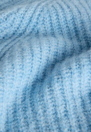 Material tricotat albastru deschis cu o textură moale și pufoasă. Prezintă linii drepte și nuanțe variate de albastru, adăugând profunzime designului.