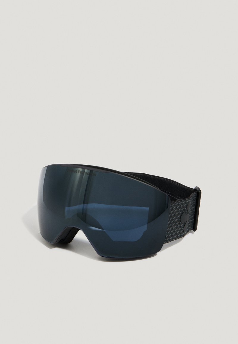 Gafas de sol con una lente oscura grande y curva, cinta elástica negra con textura y un diseño de visera contorneada. Aptas para uso en exteriores.