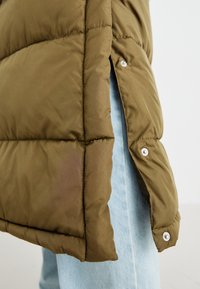 Vero Moda Curve VMCKLEA LONG COAT - Zimný kabát - capers