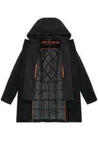 Čierny kabát s kapucňou a zipsovým uzáverom, s prešívaným čiernym interiérom a oranžovými akcentmi pozdĺž podšívky a zipsov.