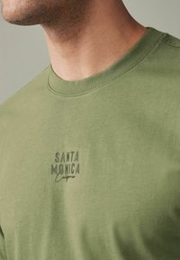 Next DIP DYE REGULAR FIT - Triko s potiskem - green