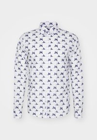 Biała koszula z nadrukiem granatowej muchy, długie rękawy, kołnierzyk zapinany na guziki oraz zapięcie na guziki. Tkanina wydaje się gładka i lekka.