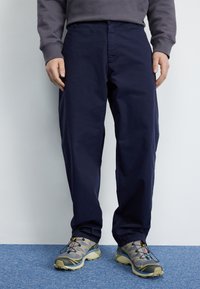 Carhartt WIP CALDER PANT - Hlače - dark navy