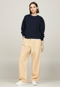 Tommy Hilfiger FLAG ON CHEST  - Felpa - desert sky