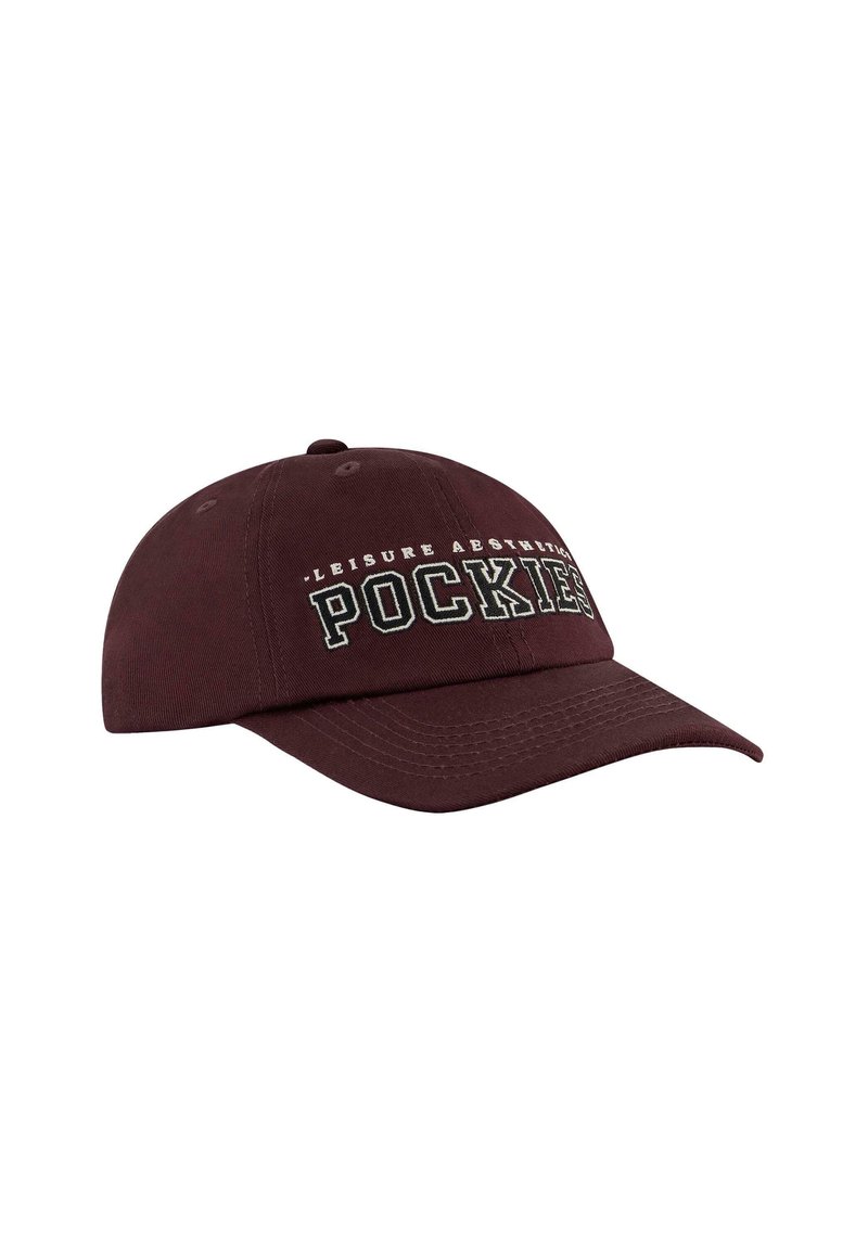 Dunkelmaroon Baseballkappe mit gebogenem Schirm und weiß gesticktem Text "LEISURE AESTHETIC POCKIES" auf der Vorderseite.