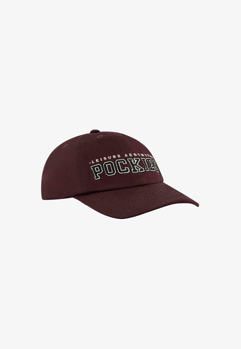 Dunkelmaroon Baseballkappe mit gebogenem Schirm und weiß gesticktem Text "LEISURE AESTHETIC POCKIES" auf der Vorderseite.