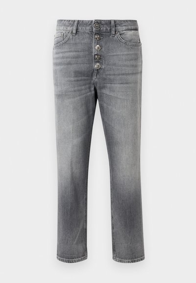 Jeans in denim grigio con gamba dritta, chiusura a cinque bottoni, tasche frontali e un sottile motivo scolorito per texture.