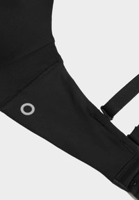 Zwart sporttop van gladde stof, met een cirkelvormig logo in grijs en verstelbare bandjes aan de zijkant voor een veilige pasvorm.