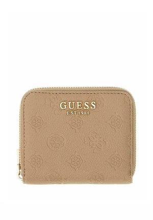 Portefeuille marron clair zippé autour avec motifs floraux et logo embossés, lettrage doré "GUESS EST 1981" sur le devant.