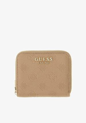 Portafoglio marrone chiaro con zip su tutto il giro, con motivi floreali e logo in rilievo, scritta dorata "GUESS EST 1981" sul davanti.