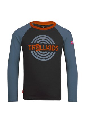 Langärmliges Hemd in Schwarz mit blauen Ärmeln, versehen mit einem kreisförmigen grauen Muster und dem "TROLLKIDS"-Logo in Orange auf der Vorderseite.