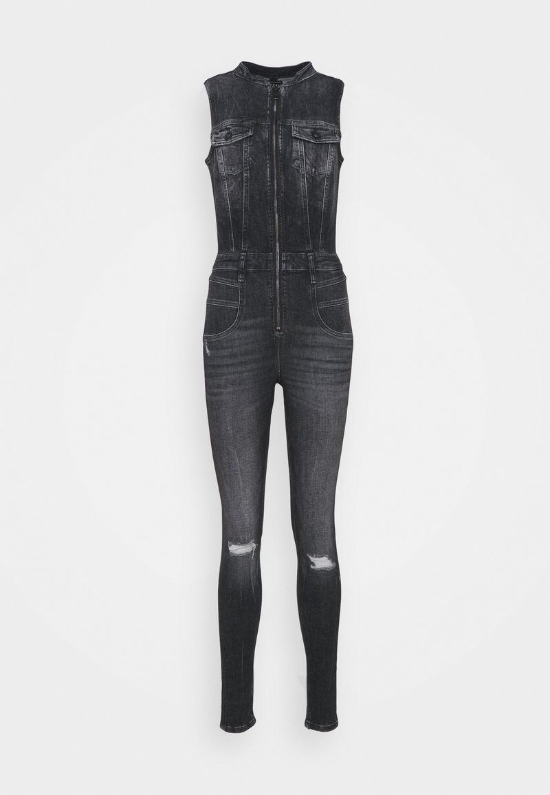 Combinaison noire en denim sans manches avec fermeture éclair à l'avant, poches poitrine à rabats et détails déchirés aux deux genoux.
