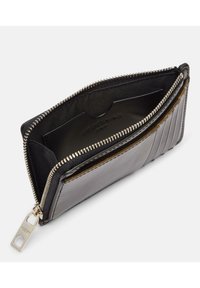 Czarny skórzany portfel z błyszczącym wykończeniem, z zamkiem błyskawicznym i teksturowanymi elementami. Wewnątrz znajduje się miejsce na karty oraz gładka podszewka.