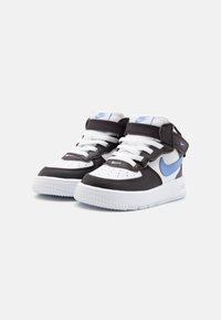Tênis Nike Air Force 1 em branco e marrom com detalhes azuis, apresentando material em couro, caixa de toe perfurada e tira ajustável em Velcro.