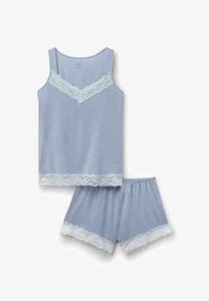 Světle modrý noční komplet bez rukávů s krátkými kalhotami, lemovaný bílou krajkou na výstřihu, lemu a okrajích kraťasů.