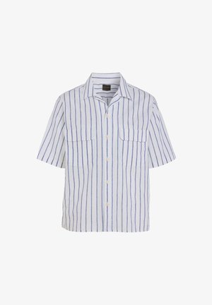 Hvid kortærmet skjorte med knapper, prydet med lodrette blå striber og to brystlommer med klapper foran.