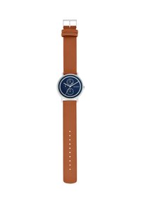 Montre avec bracelet en cuir marron, boîtier rond en acier argenté et cadran bleu. Comporte deux sous-cadrans, des accents argentés et une fermeture à boucle.
