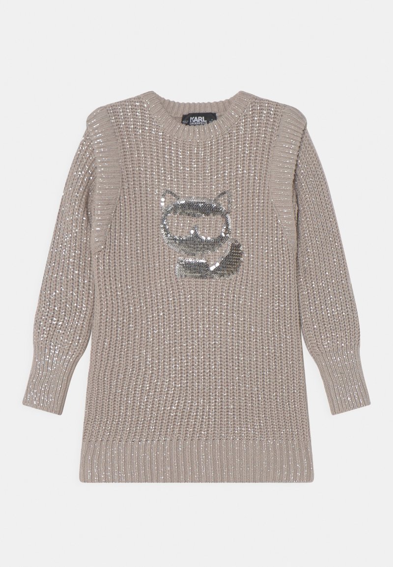 Pull beige à manches longues en maille avec des paillettes argentées tissées partout et un motif central de silhouette de chat en paillettes argentées.