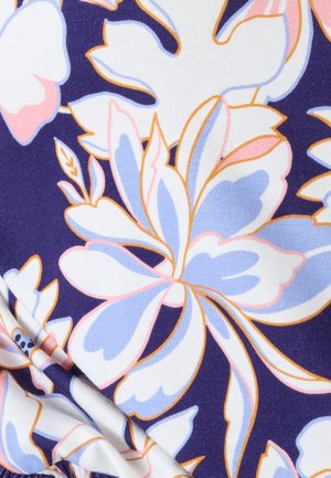 Tissu de robe fleurie présentant de grandes fleurs blanches et bleu pastel sur un fond bleu marine foncé, avec un contour orange et une texture douce.