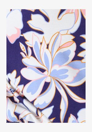 Tissu de robe fleurie présentant de grandes fleurs blanches et bleu pastel sur un fond bleu marine foncé, avec un contour orange et une texture douce.