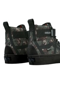Sneakers alte con motivo mimetico in verde, marrone e nero. Presentano una fascia in velcro, un tessuto testurizzato e una suola in gomma.