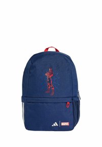 Tmavomodrý batoh s grafikou Spider-Mana, červenými detailmi, predným vreckom na zips a logom Adidas. Má hornú rukoväť a bočné sieťované vrecko.