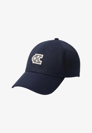 Temno modra baseball kapa s ukrivljenim ščitnikom, na sprednji strani z belim in črnim vezenim logotipom "CK".