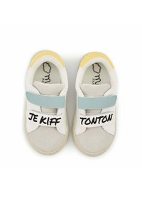 Baskets blanches, bleu clair et jaune avec des brides Velcro. Présentent des accents en daim gris et le texte "JE KIFF" et "TONTON" en noir.