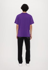 Versace Jeans Couture Apdrukāts T-krekls - iris purple