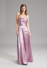 Abito da sera in satin lilla con scollatura a cappuccio, spalline sottili e gonna fluente che si estende fino al pavimento, caratterizzato da una texture liscia e lucida.