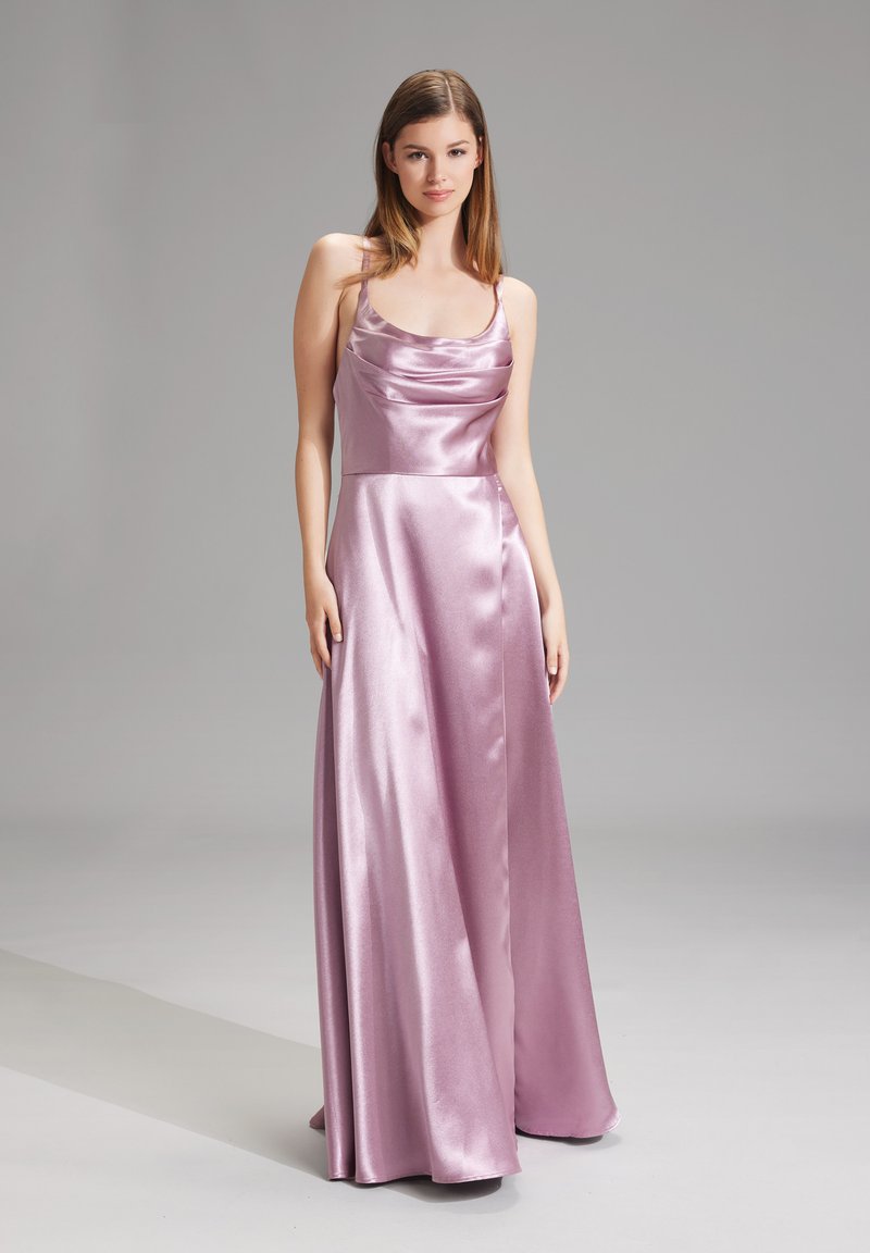 Abito da sera in satin lilla con scollatura a cappuccio, spalline sottili e gonna fluente che si estende fino al pavimento, caratterizzato da una texture liscia e lucida.
