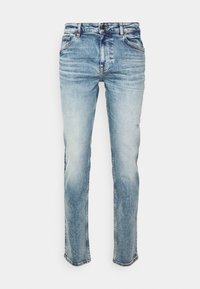 Ljust blå denimjeans med rak bendesign, utrustade med knappstängning, femficksstil och subtil blekning genom hela byxorna.