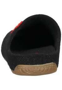 Czarne filcowe klapki z czerwonymi haftami. Wnętrze wyłożone miękkim materiałem, z gumową podeszwą o teksturowanym wzorze dla lepszej przyczepności.