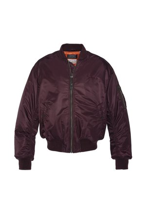 Blouson bomber violet foncé avec fermeture éclair devant, poignets et ourlet côtelés, poche zippée sur la manche gauche, et doublure orange à l'intérieur du col.