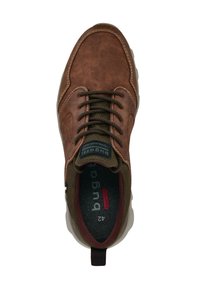 Braune Leder-Sneaker mit dunkelbraunen Schnürsenkeln, gepolstertem Kragen und weißer Sohle, von oben betrachtet, mit "bugatti"-Markenkennung auf Zunge und Innensohle.