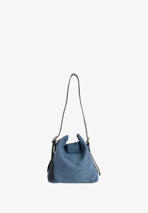Sac à main en suede bleu avec un design décontracté, une bandoulière en cuir noir réglable et un détail en frange sur le côté. Compact et texture douce.
