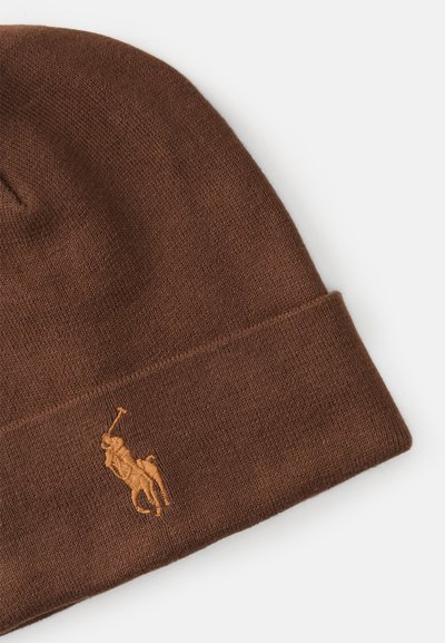 Cachecol castanho em malha com uma dobra na parte superior e uma superfície texturizada. Apresenta um logótipo bordado de um cavalo e cavaleiro numa cor bege em contraste.