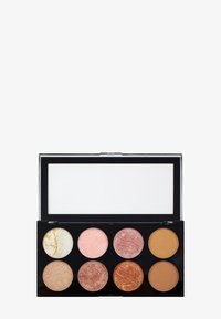 Sminkpalett med åtte runde panner i forskjellige nyanser av beige, fersken, rosa, bronse og gull, i en svart kompakt med gjennomsiktig lokk.