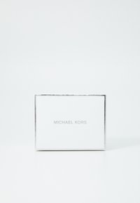 Hvid rektangulær æske med sølvkanter, der viser "MICHAEL KORS" i præget sølvskrift på fronten, glat overflade.
