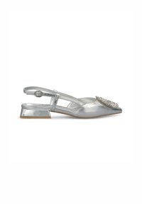 Silberner Slingback-Schuh mit spitzem Zehenbereich, aus metallischem Leder, kleinem Absatz und dekorativem Schmuck an der Vorderseite.