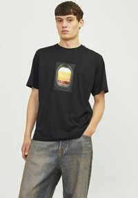 Jack & Jones JORVESTERBRO PICTURE CREW NECK - Nyomott mintás póló - black