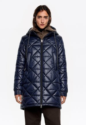 Granatowa pikowana kurtka puchowa z kapturem, przednim zamkiem błyskawicznym i sznurkami. Posiada diamentowe wzory oraz ściągacze przy mankietach dla dodatkowego ciepła.